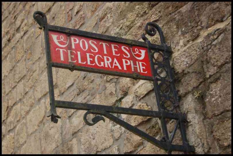 Красная вывеска «Postes Télégraphe» у стен Аббатства Орваль в Бельгии