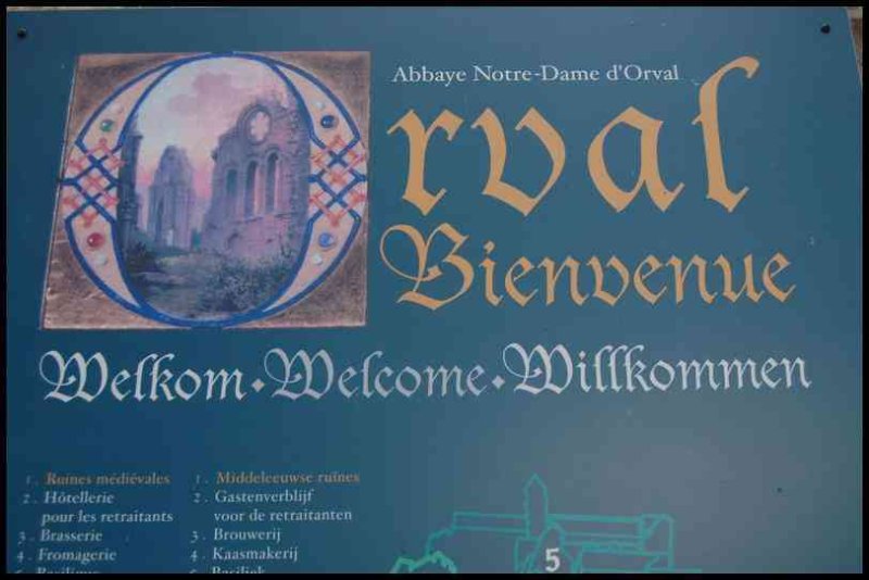 Табличка с приветствием и информацией о Abbaye Notre-Dame d'Orval