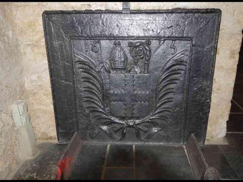Каменный щит с гербом и датой 1673 в Аббатстве Орваль, Бельгия