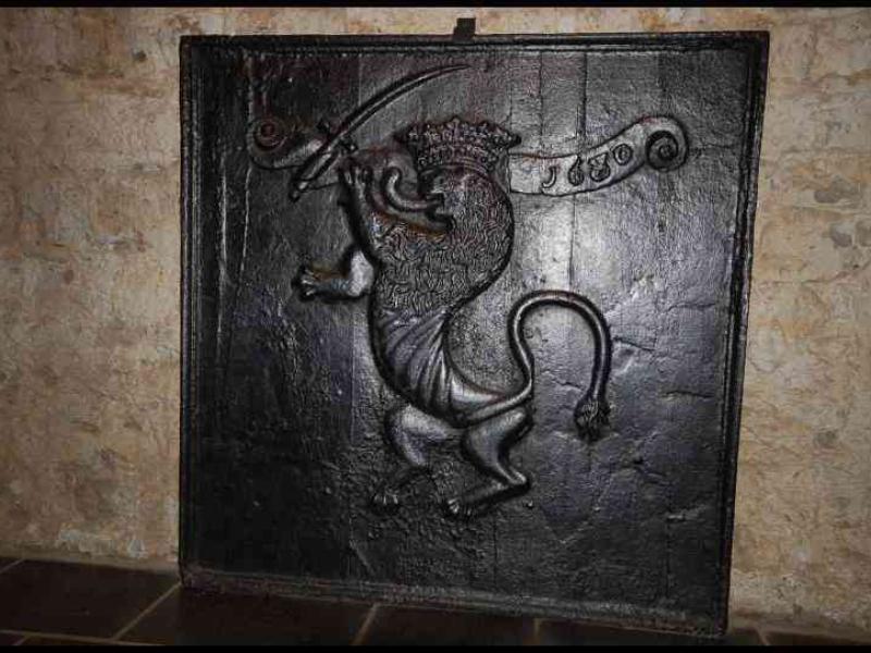 Аббатство Орваль, Бельгия: чугунная табличка с львом и короной 1680 года
