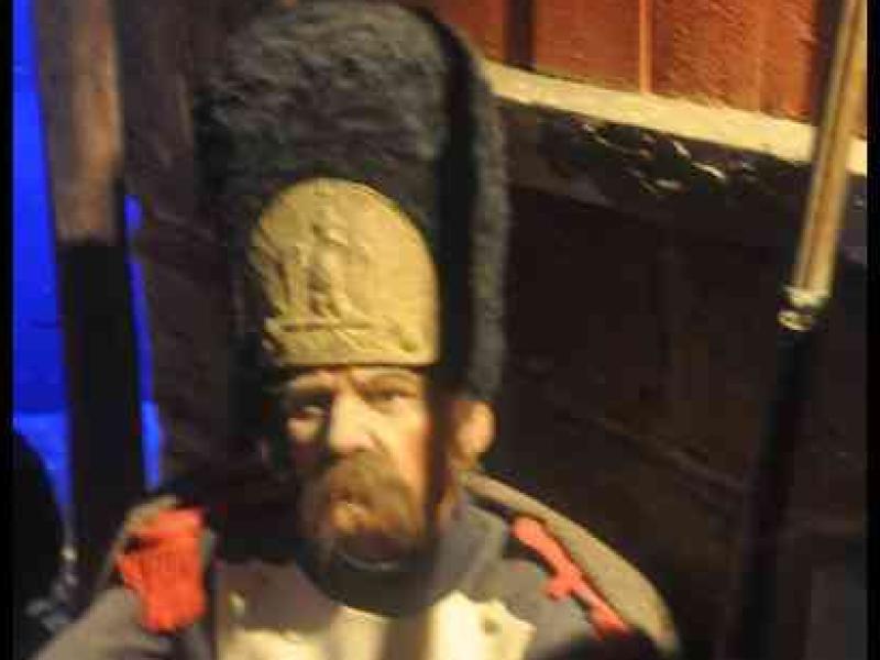 Ватерлоо, Бельгия: фигура в историческом костюме у входа в музей