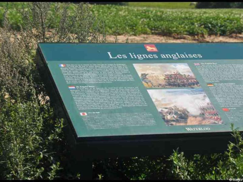 Табличка «Les lignes anglaises» на поле Ватерлоо, Бельгия