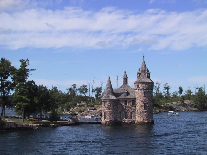 Каменный замок на острове в Тысяче Островов, Канада