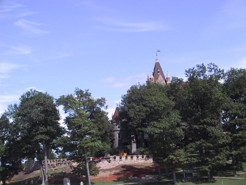 Каменный замок в Тысяче Островов, Канада: башня с ветряной мельницей над деревьями