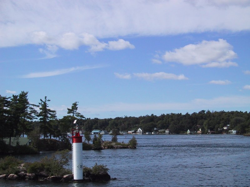 1000 Islands, Канада: красно-белый буй на каменистом мысе