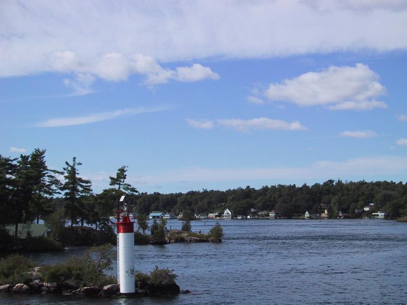 1000 Islands, Канада: красно-белый буй на каменистом мысе