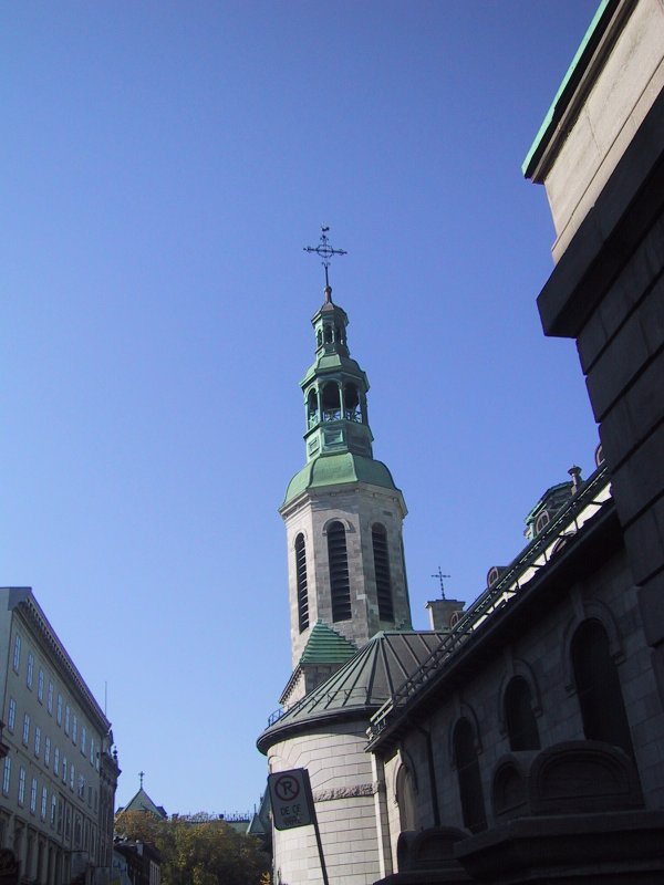 Купол церкви Сен-Сюльпис в Квебеке под ясным небом