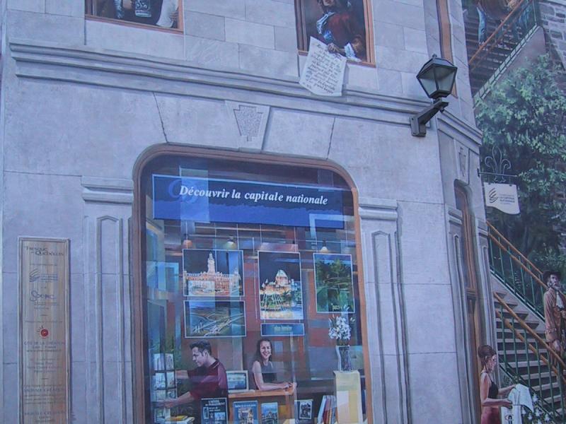 Мурал на фасаде здания в Квебеке: «Découvrir la capitale nationale»