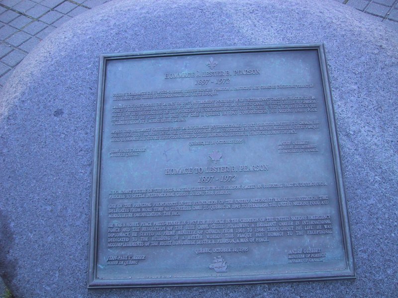 Памятная доска Лестеру Б. Пирсону в Квебеке, 1995