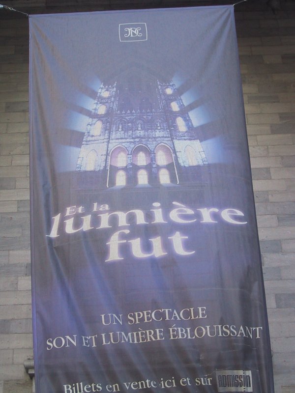 Баннер у здания в Канаде: «Et la lumière fut»