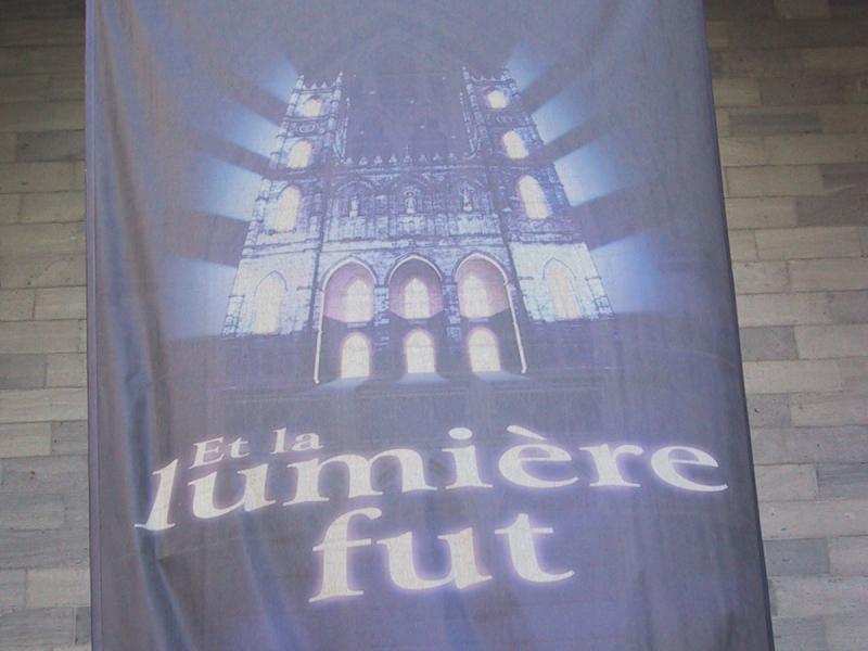Баннер у здания в Канаде: «Et la lumière fut»