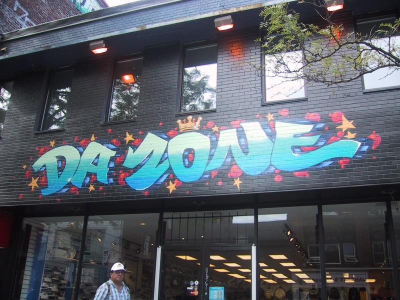416 Graffiti Expo, Канада: фасад с надписью «DA ZONE» и короной