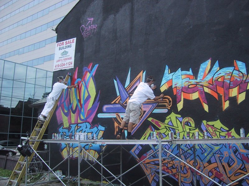 416 Graffiti Expo, Торонто: художники на лесенках и стремянках над чёрной стеной