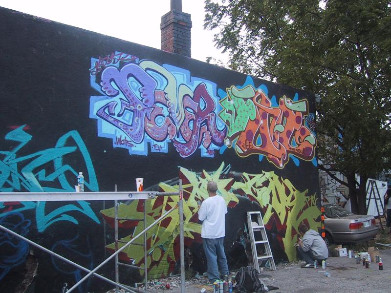 416 Graffiti Expo в Канаде: художники на стене с фиолетовым и оранжевым брейком