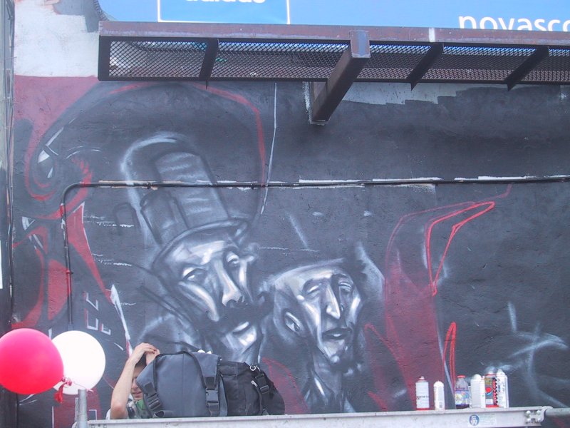 416 Graffiti Expo, Канада: мурал с двумя лицами в сером и красном