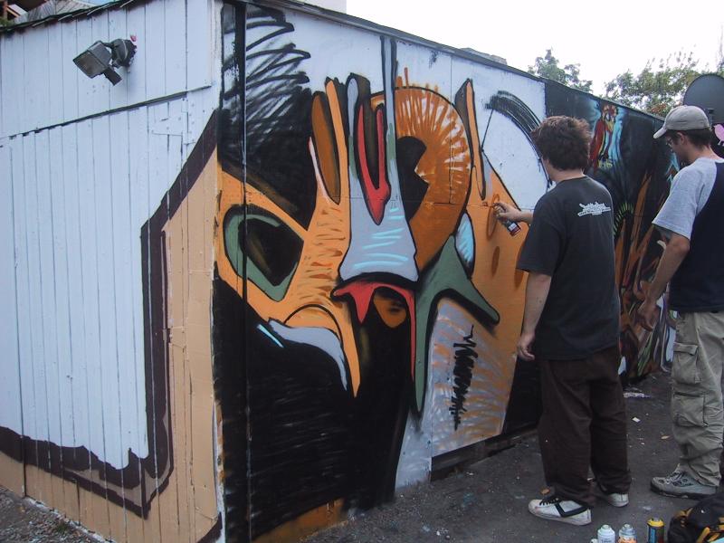 416 Graffiti Expo, Канада: художники работают над фасадом из белых досок