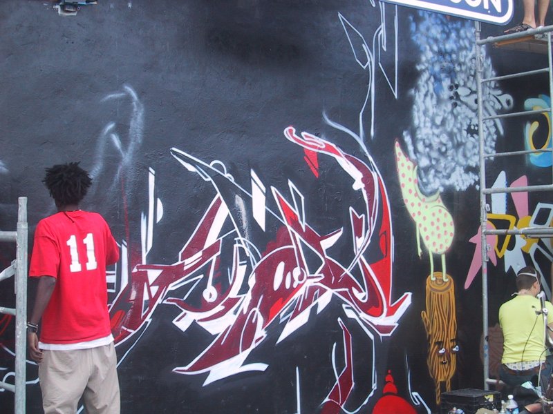 416 Graffiti Expo в Канаде: красный номер 11 и фрагменты граффити на чёрной стене