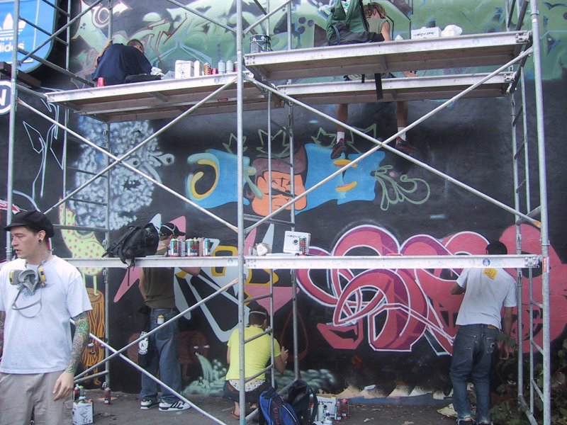 416 Graffiti Expo в Канаде: художники на стремянках над стеной с ярким брейком