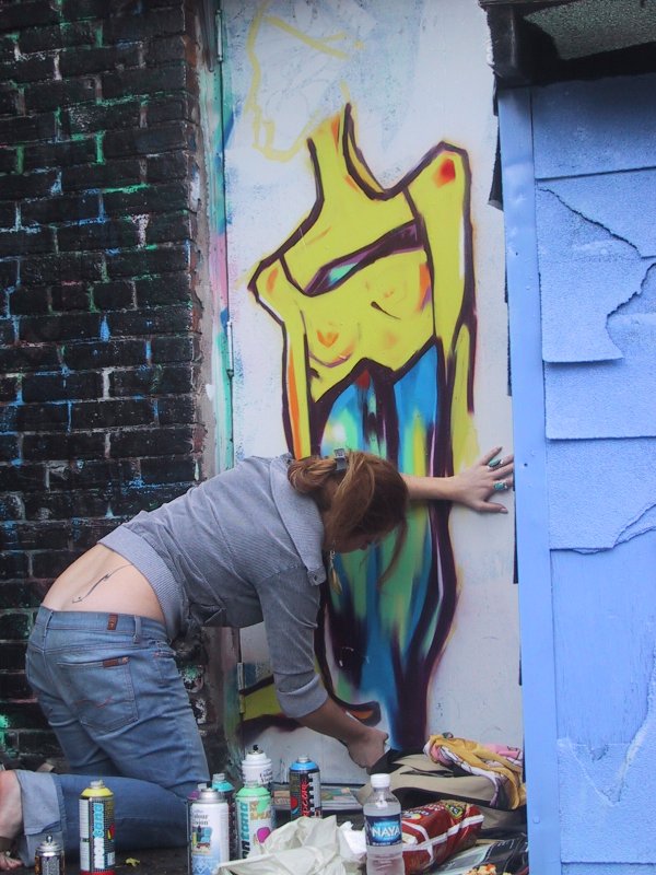 416 Grafitti Expo, Канада: художница работает над фигурой в ярких тонах