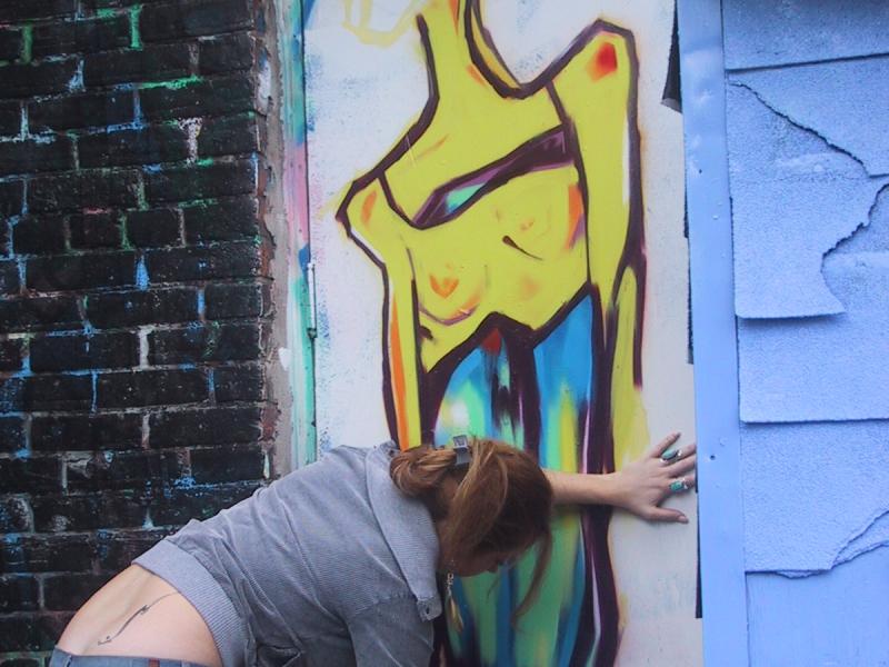416 Grafitti Expo, Канада: художница работает над фигурой в ярких тонах