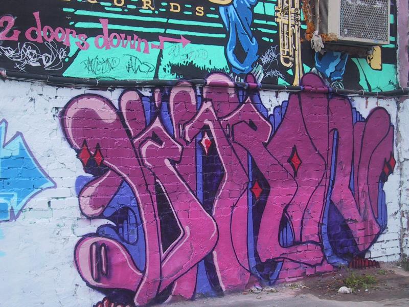 416 Grafitti Expo, Канада: фиолетовые бриллианты на кирпичной стене