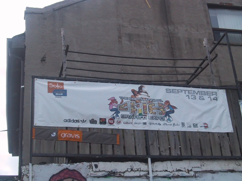 Баннер eighth annual 416 Graffiti Expo на фасаде здания