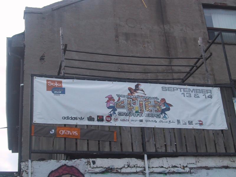 Баннер eighth annual 416 Graffiti Expo на фасаде здания