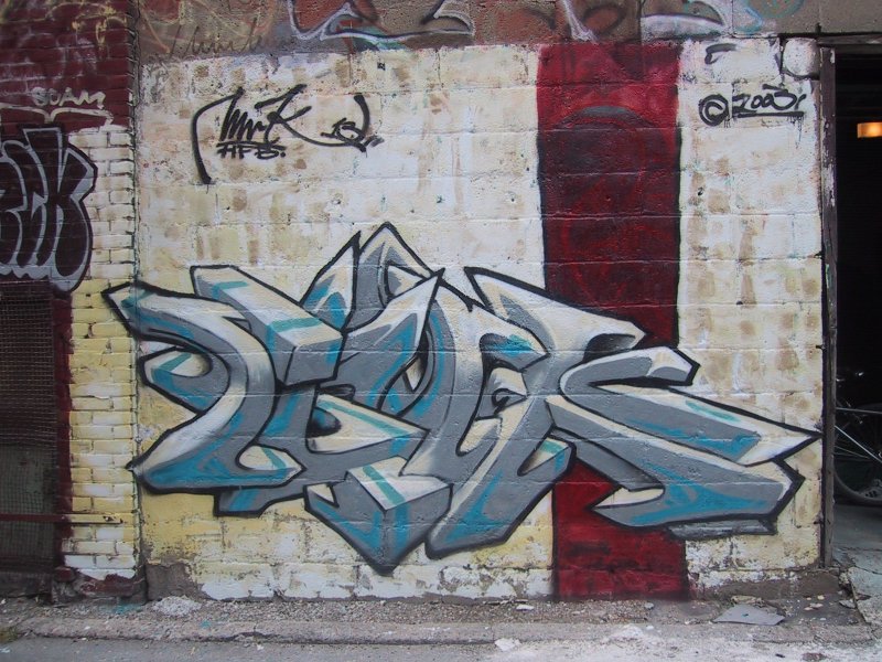 416 Grafitti Expo, Канада: серый и бирюзовый 3D-граффити на облупленной стене