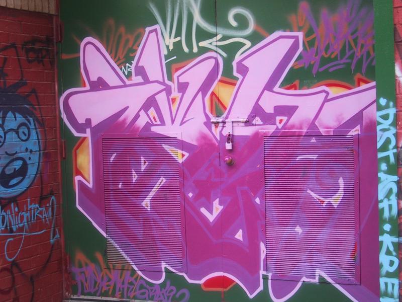 416 Grafitti Expo, Канада: фиолетовые брызги на зелёной двери с замком
