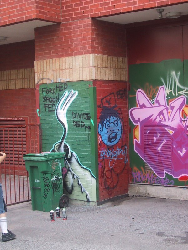 416 Grafitti Expo, Канада: зелёная стена с вилкой и надписью 'FORKED SPOON FED'