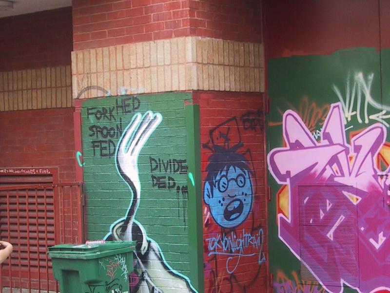 416 Grafitti Expo, Канада: зелёная стена с вилкой и надписью 'FORKED SPOON FED'