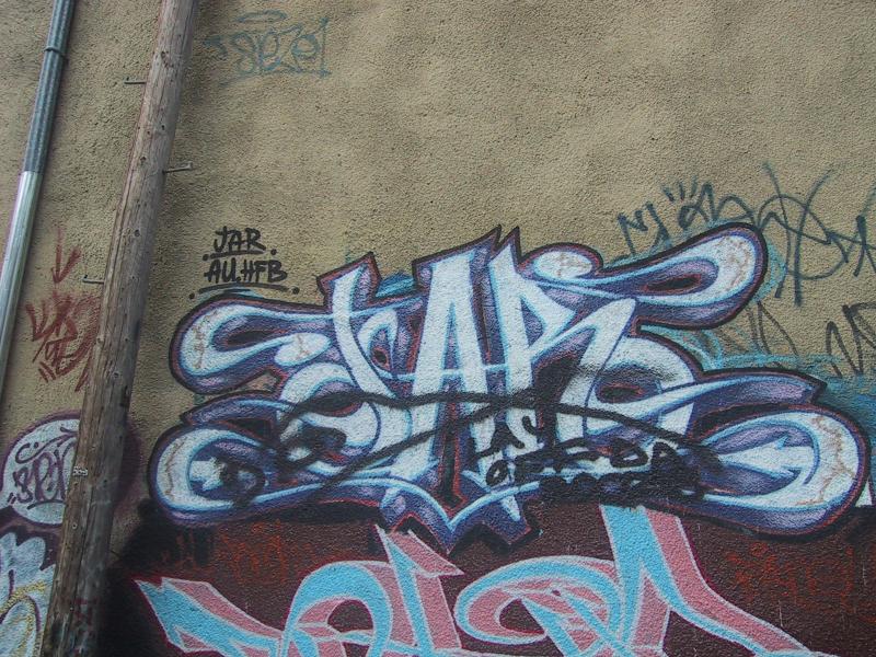 416 Grafitti Expo, Канада: фиолетово-голубой «SAP» на бетонной стене