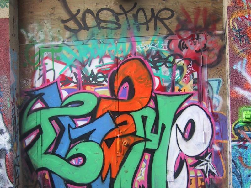 416 Grafitti Expo, Канада: дверь в бетонном арочном проёме, покрытая слоями граффити