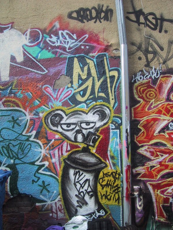 416 Grafitti Expo, Канада: мышь с баллончиком в середняке граффити-стенки
