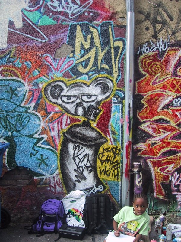 416 Graffiti Expo, Канада: мальчик рисует у стены с мышью-спрейером