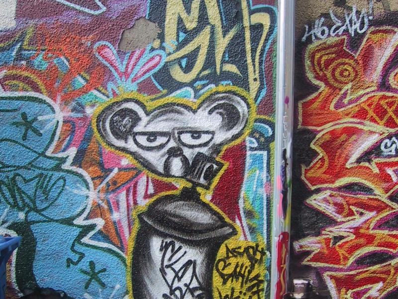 416 Graffiti Expo, Канада: мальчик рисует у стены с мышью-спрейером