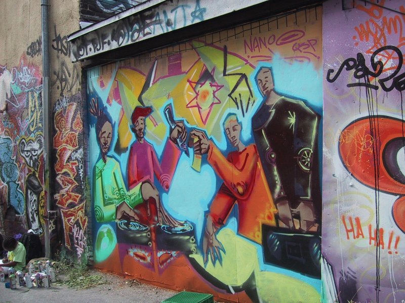 416 Grafitti Expo, Канада: яркий фрагмент стены с персонажами и брызгами краски