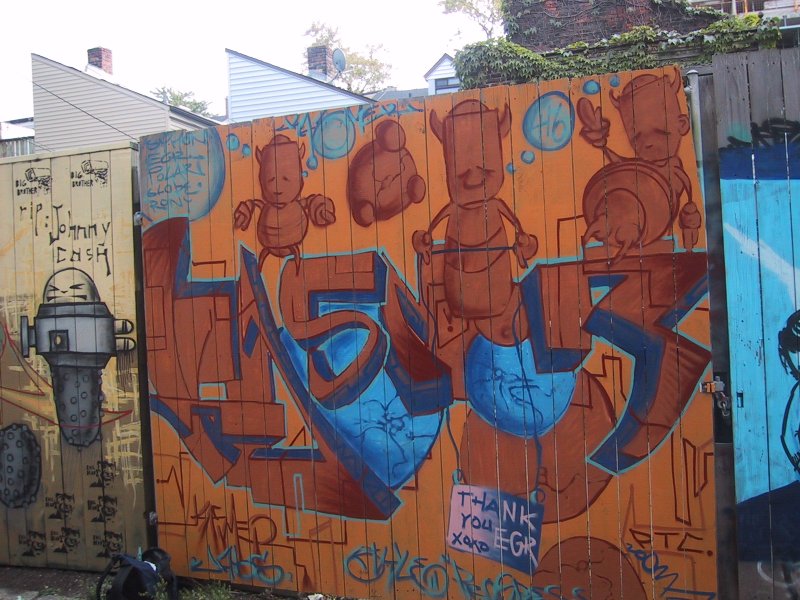 416 Grafitti Expo в Торонто: оранжевая стена с мультяшными демонами и надписью 'EGR'