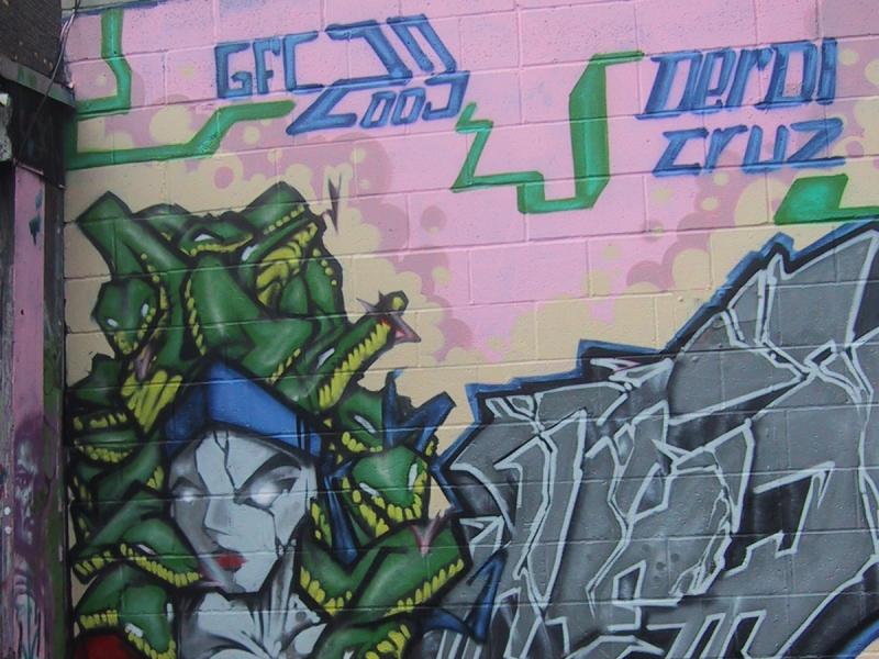 416 Grafitti Expo, Канада: мозаика из змей и градиентного розового фона