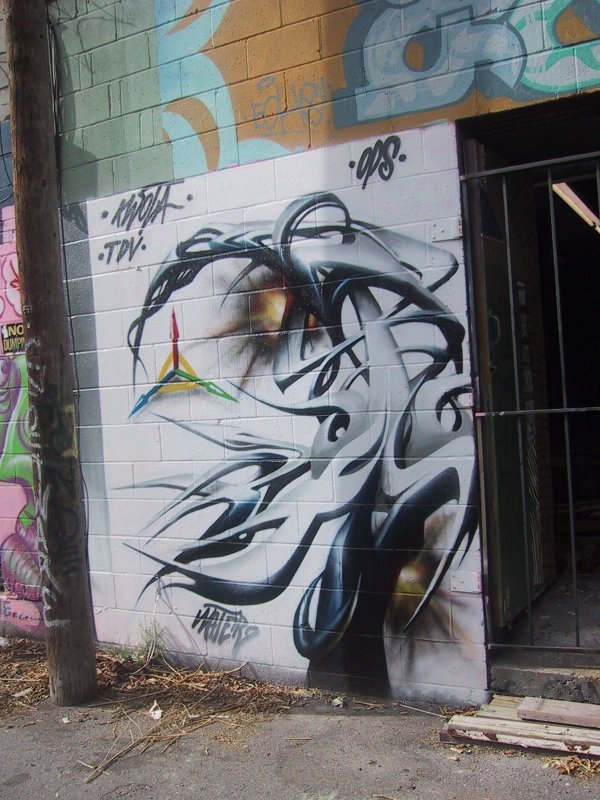 416 Grafitti Expo, Канада: стена с абстрактным граффити и логотипом Adobe