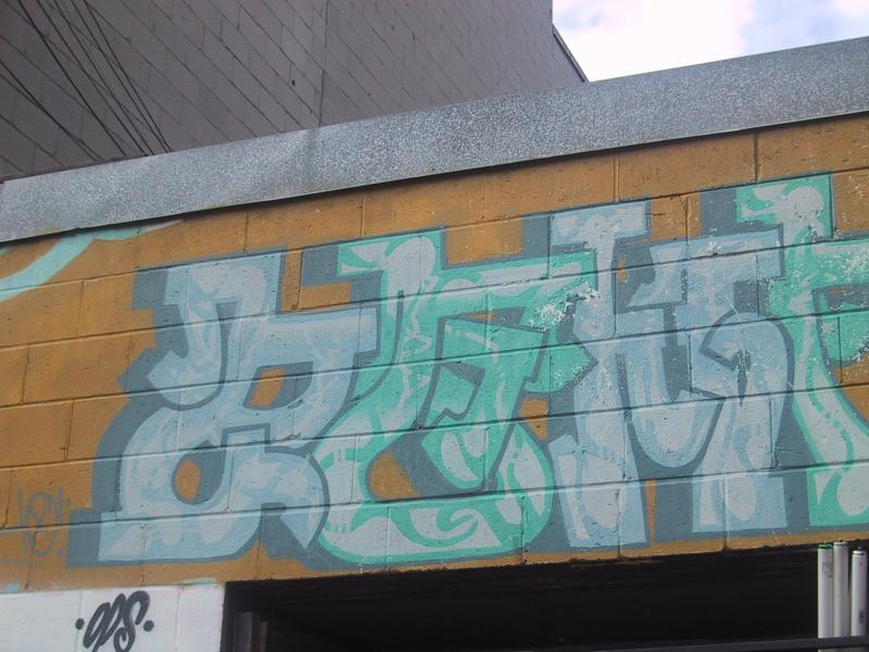 416 Grafitti Expo, Канада: бетонная стена с зелёно-голубым граффити