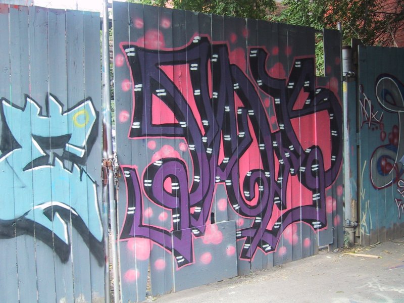 416 Grafitti Expo, Канада: фиолетово-розовые брызги на деревянном заборе