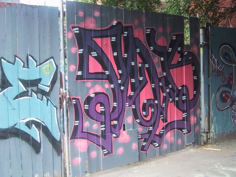 416 Grafitti Expo, Канада: фиолетово-розовые брызги на деревянном заборе