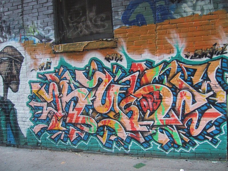 416 Graffiti Expo, Канада: бетонная стена с ярким арт-надписью и портретом