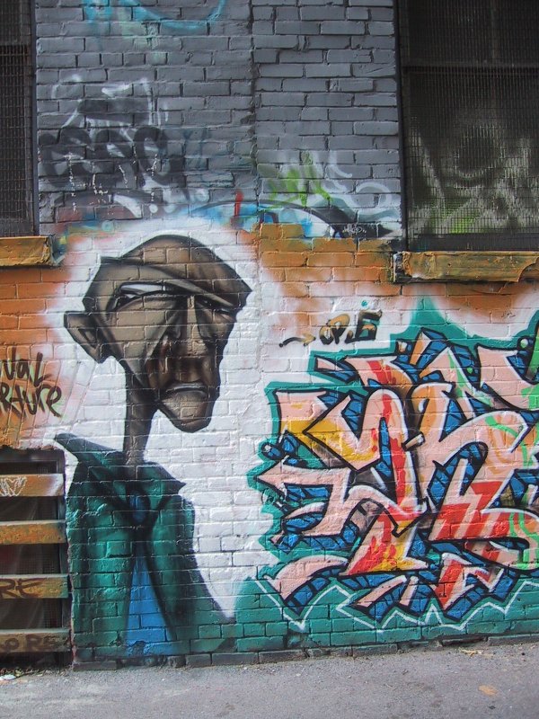 416 Grafitti Expo, Канада: портрет в бейсболке и яркие брейк-стайл-буквы на кирпичной стене