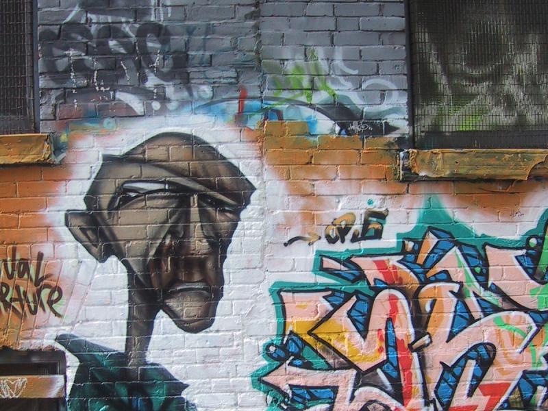 416 Grafitti Expo, Канада: портрет в бейсболке и яркие брейк-стайл-буквы на кирпичной стене