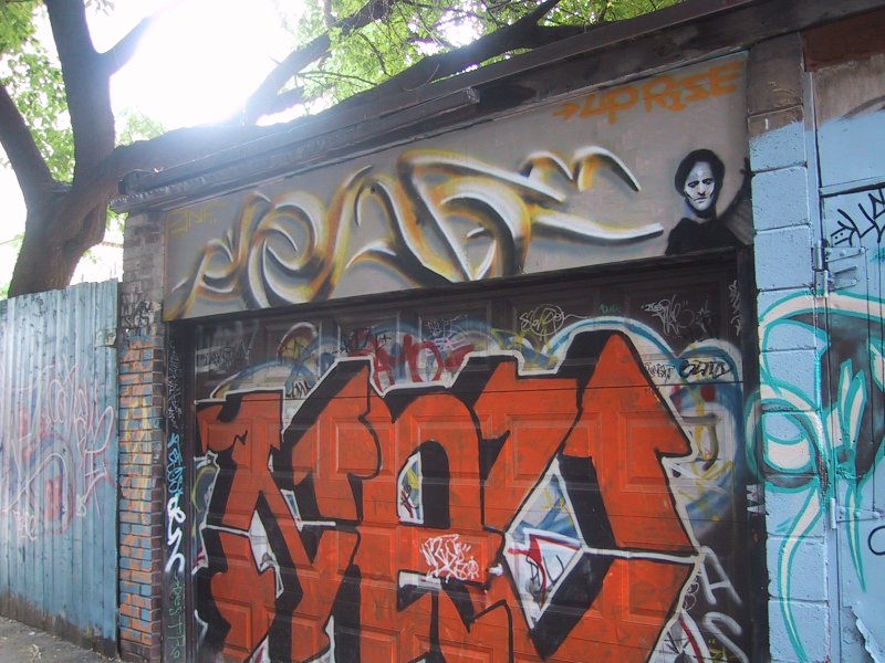 416 Grafitti Expo, Канада: гараж с оранжевым «MOT» и стилизованным портретом