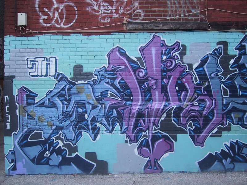 416 Grafitti Expo, Канада: фиолетово-голубой бриллиант на кирпичной стене