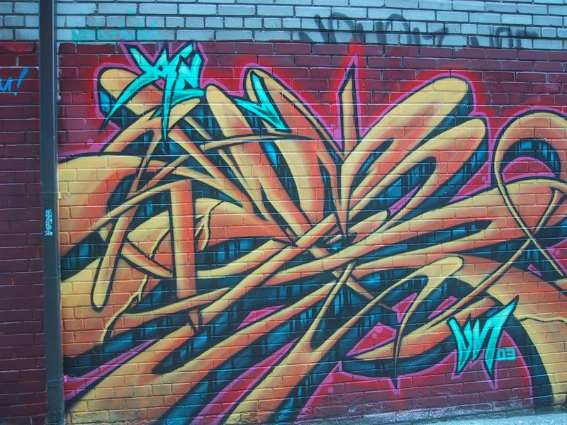 416 Grafitti Expo, Канада: бетонная стена с оранжево-бирюзовым граffiti
