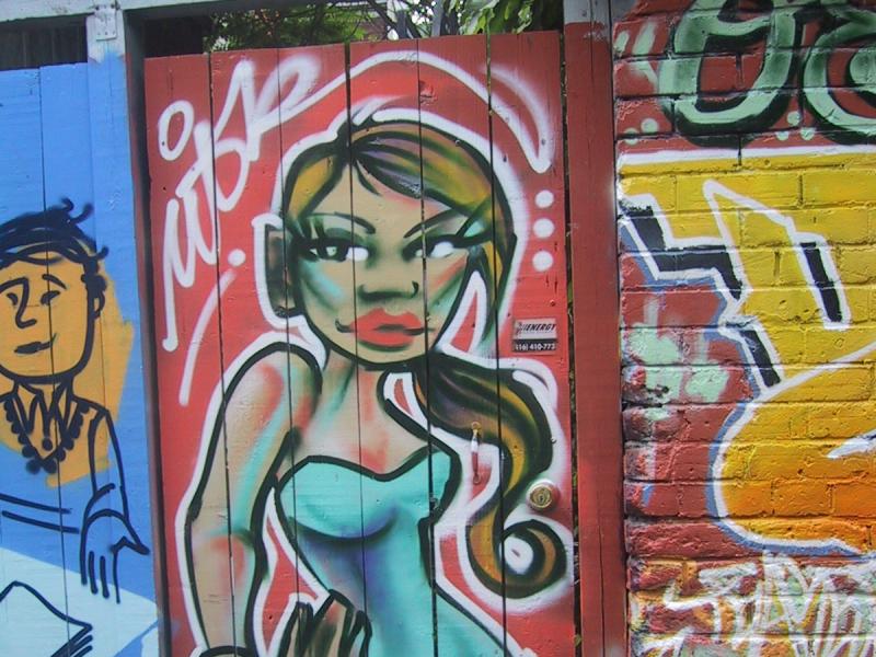 416 Grafitti Expo, Канада: красная дверь с женской фигурой и «M. P.»